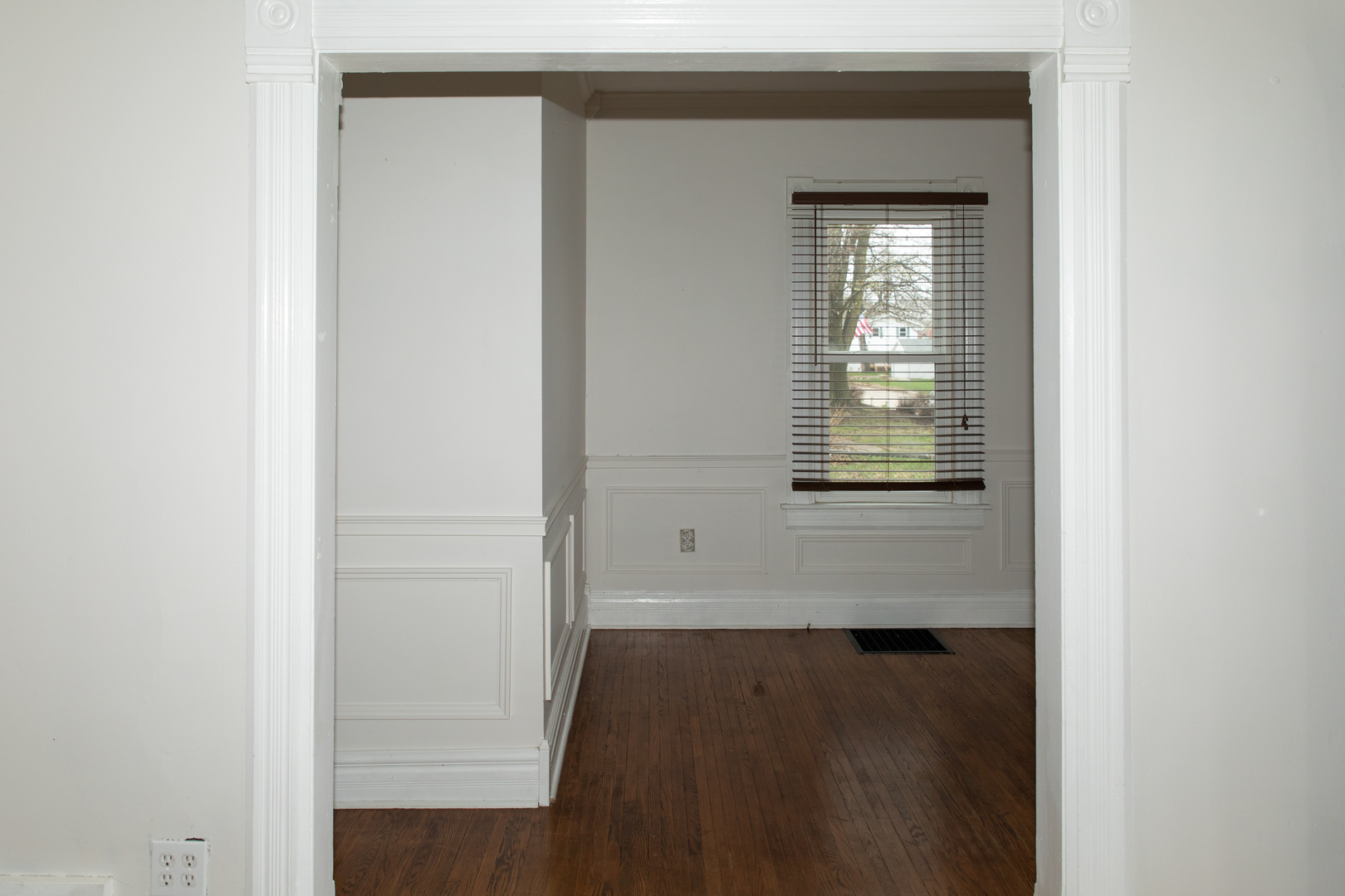 544 24th Avenue Moline, IL 61265 - Photo 7 of 24 a view of wooden door
