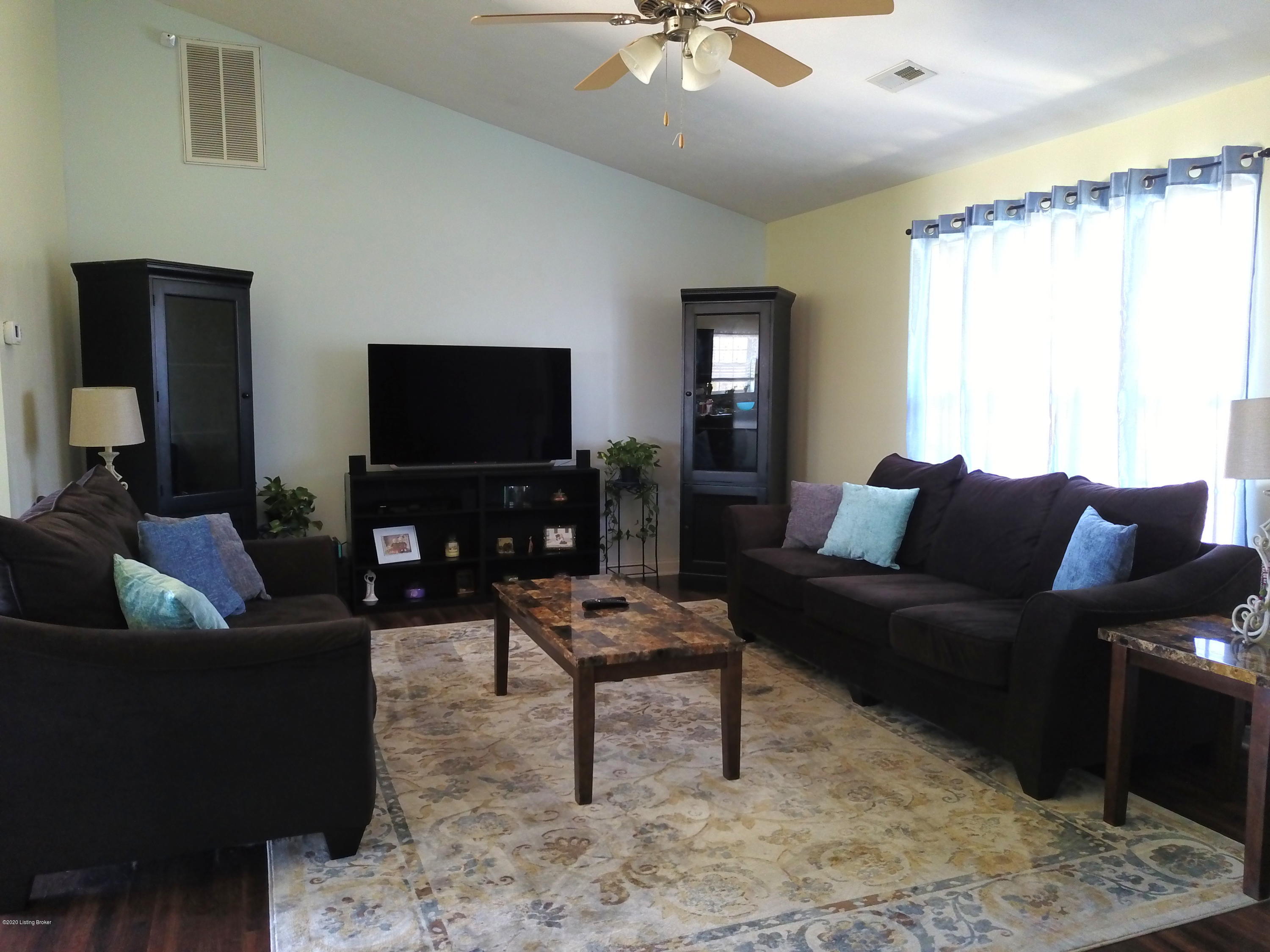579 Cameron Ridge Road Shepherdsville, KY 40165 - Photo 5 of 39 LivingRoom1