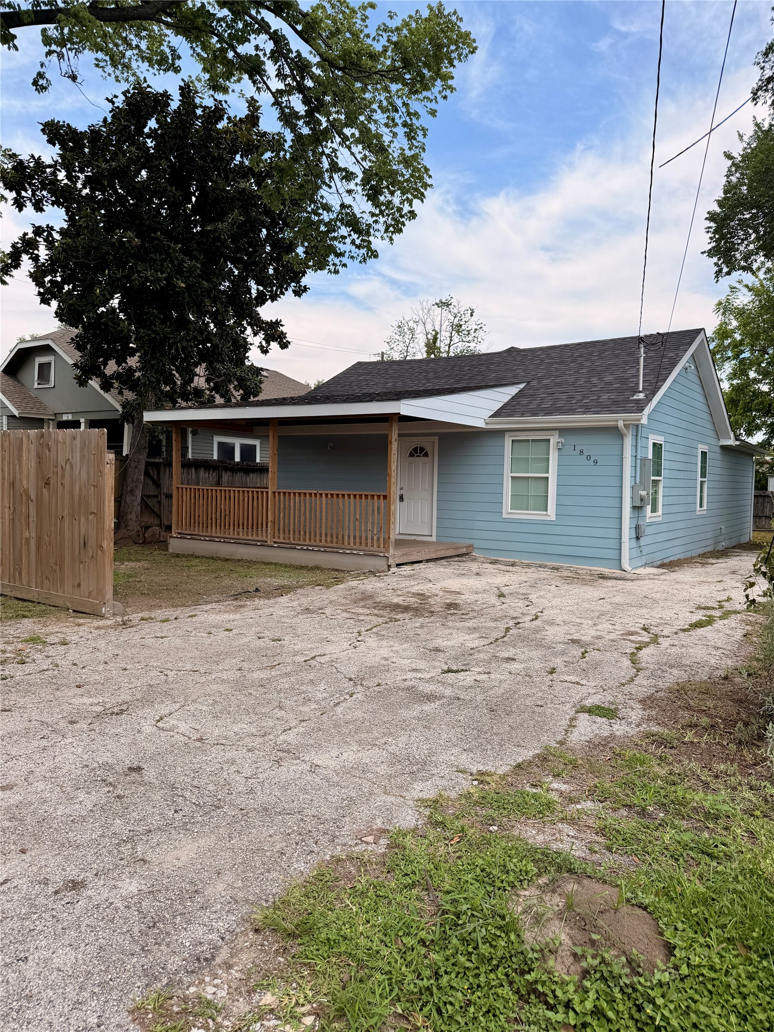 1809 Reese Street Houston, TX 77012 - Photo 2 of 23 a front view of a house with a garden