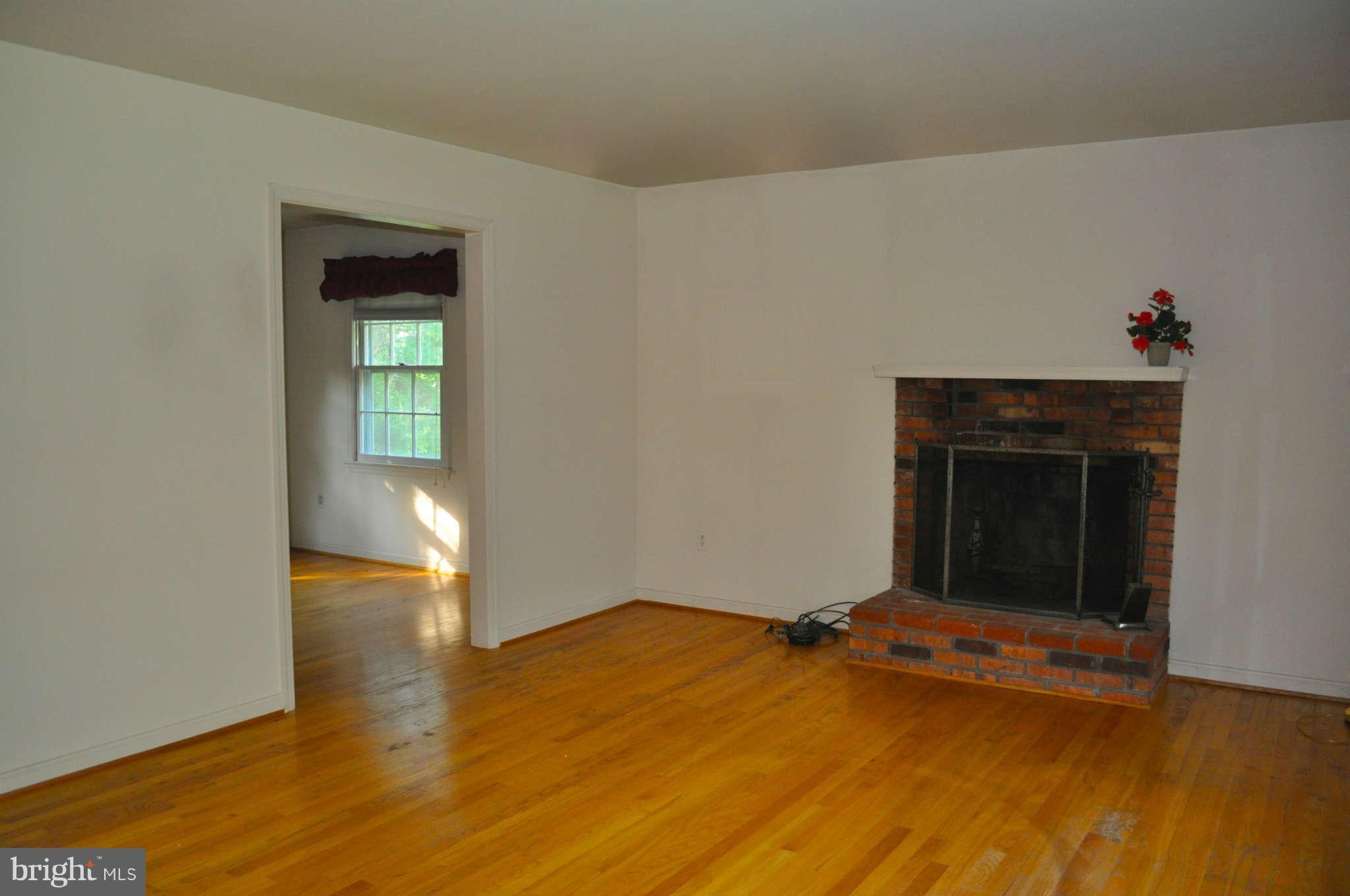 9223 Old Waterloo Road Warrenton, VA 20186 - Photo 15 of 28 Living Room