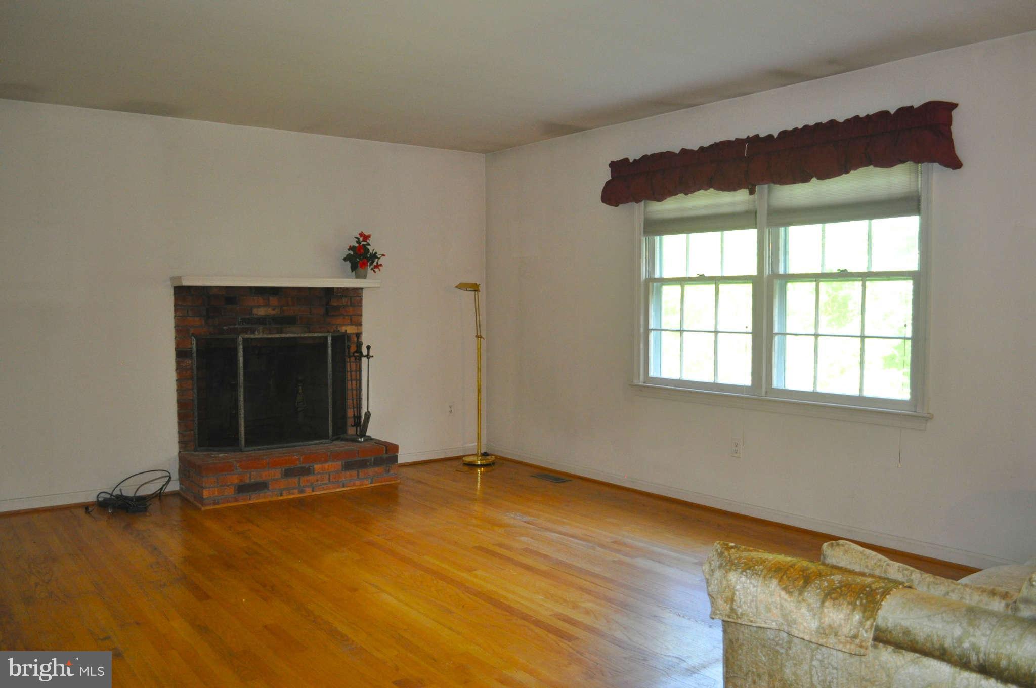 9223 Old Waterloo Road Warrenton, VA 20186 - Photo 16 of 28 Living Room