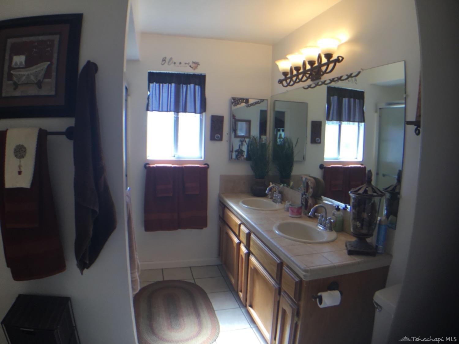 449 Apple Way Tehachapi, CA 93561 - Photo 16 of 26 Master bathroom