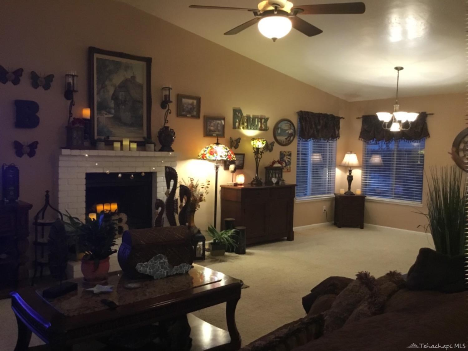 449 Apple Way Tehachapi, CA 93561 - Photo 5 of 26 Livingroom 1