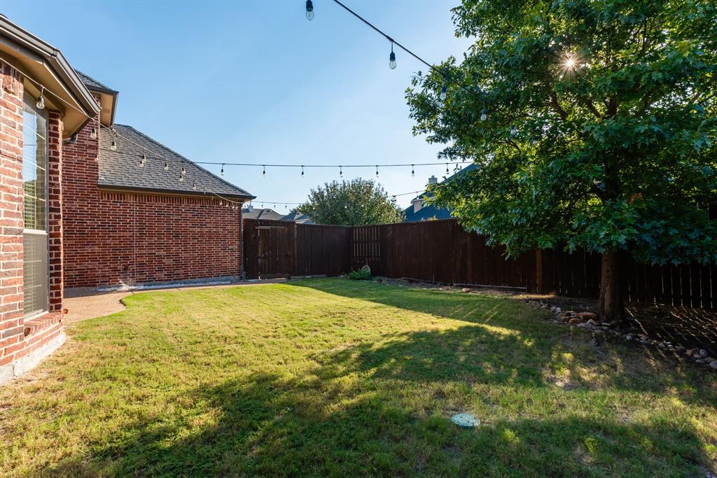 11775 Frontier Drive Frisco, TX 75033 - Photo 40 of 40 a backyard of a house