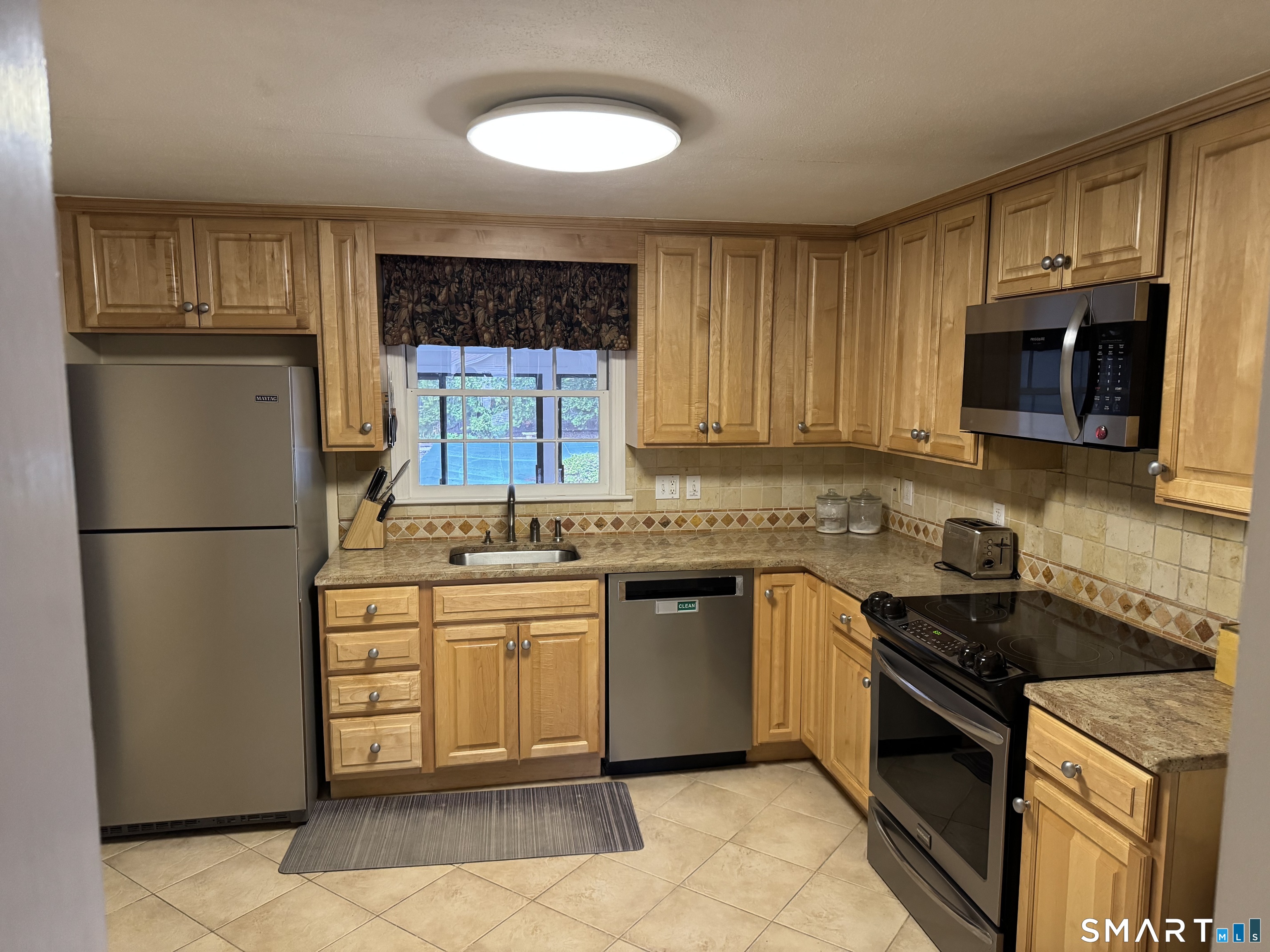 18 Lawler Road West Hartford, CT 06117 - Photo 5 of 23
