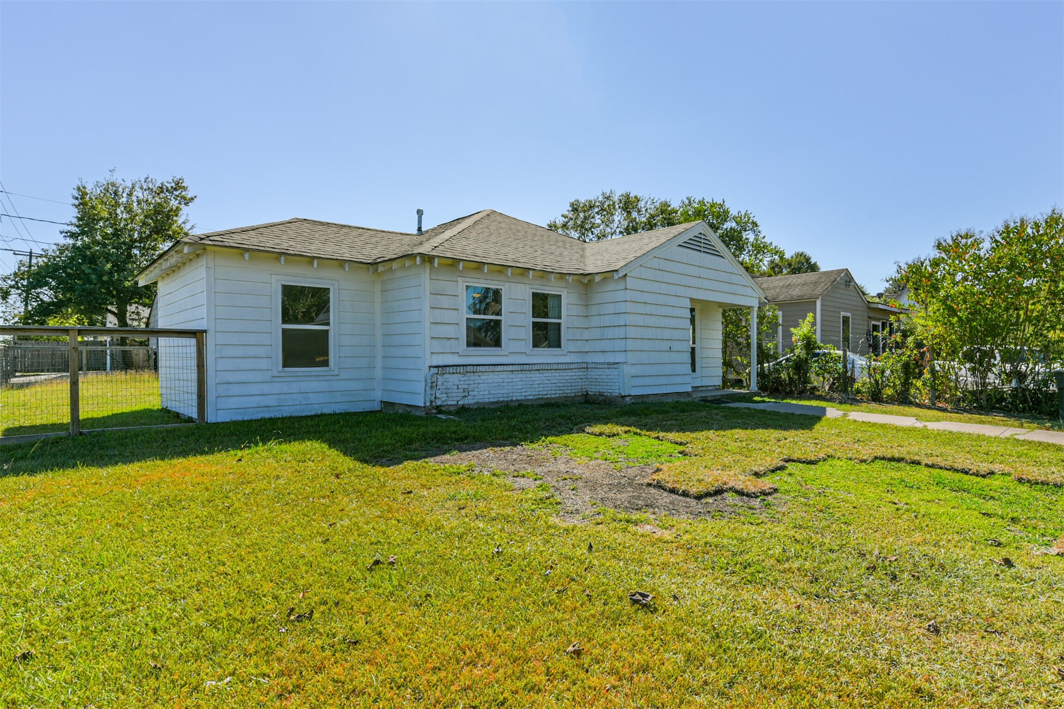7546 Greendowns Street Houston, TX 77087 - Photo 4 of 33 a front view of a house with a yard