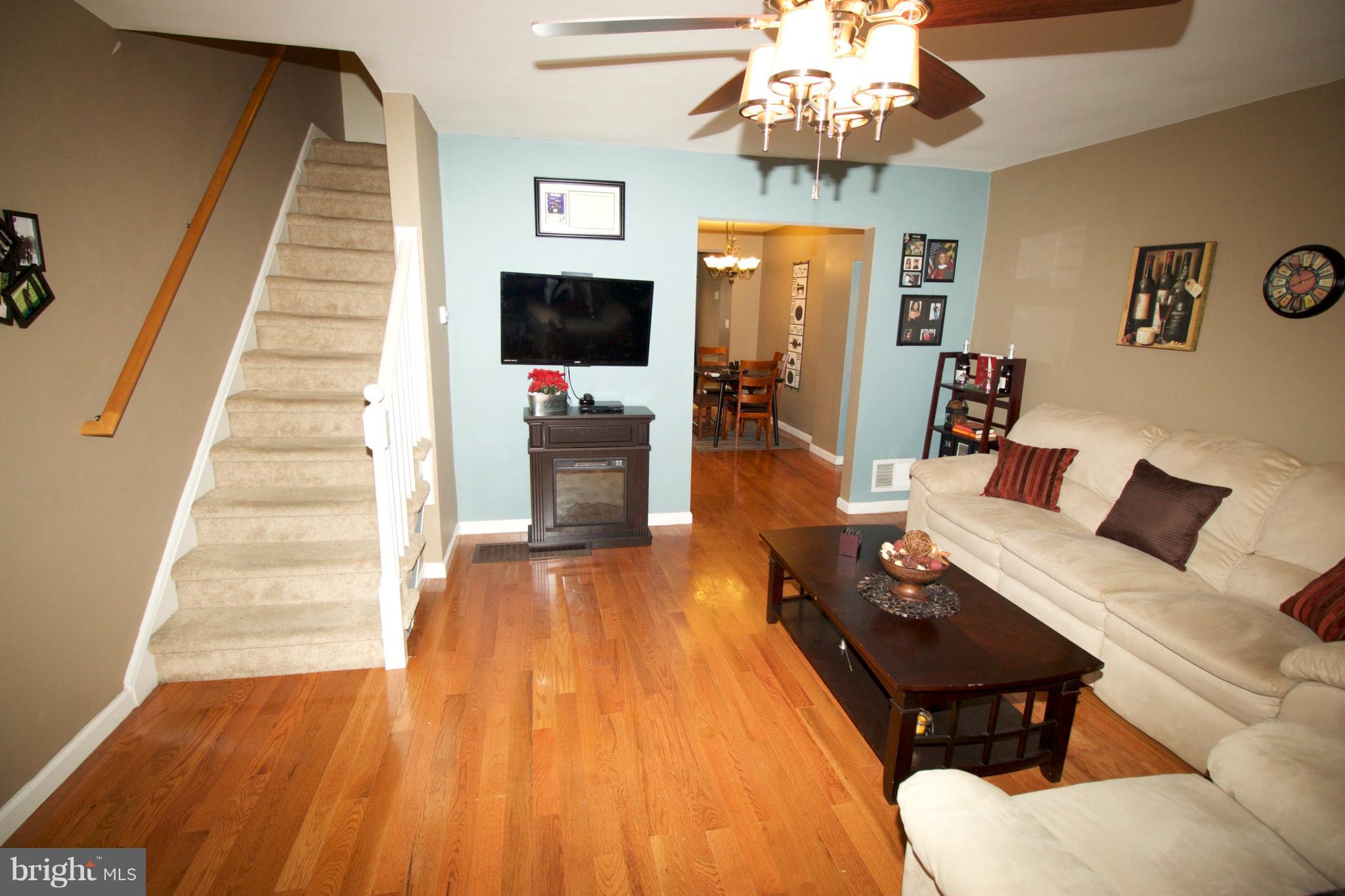 512 Old Riverside Road Baltimore, MD 21225 - Photo 18 of 38 a living room with furniture and a flat screen tv