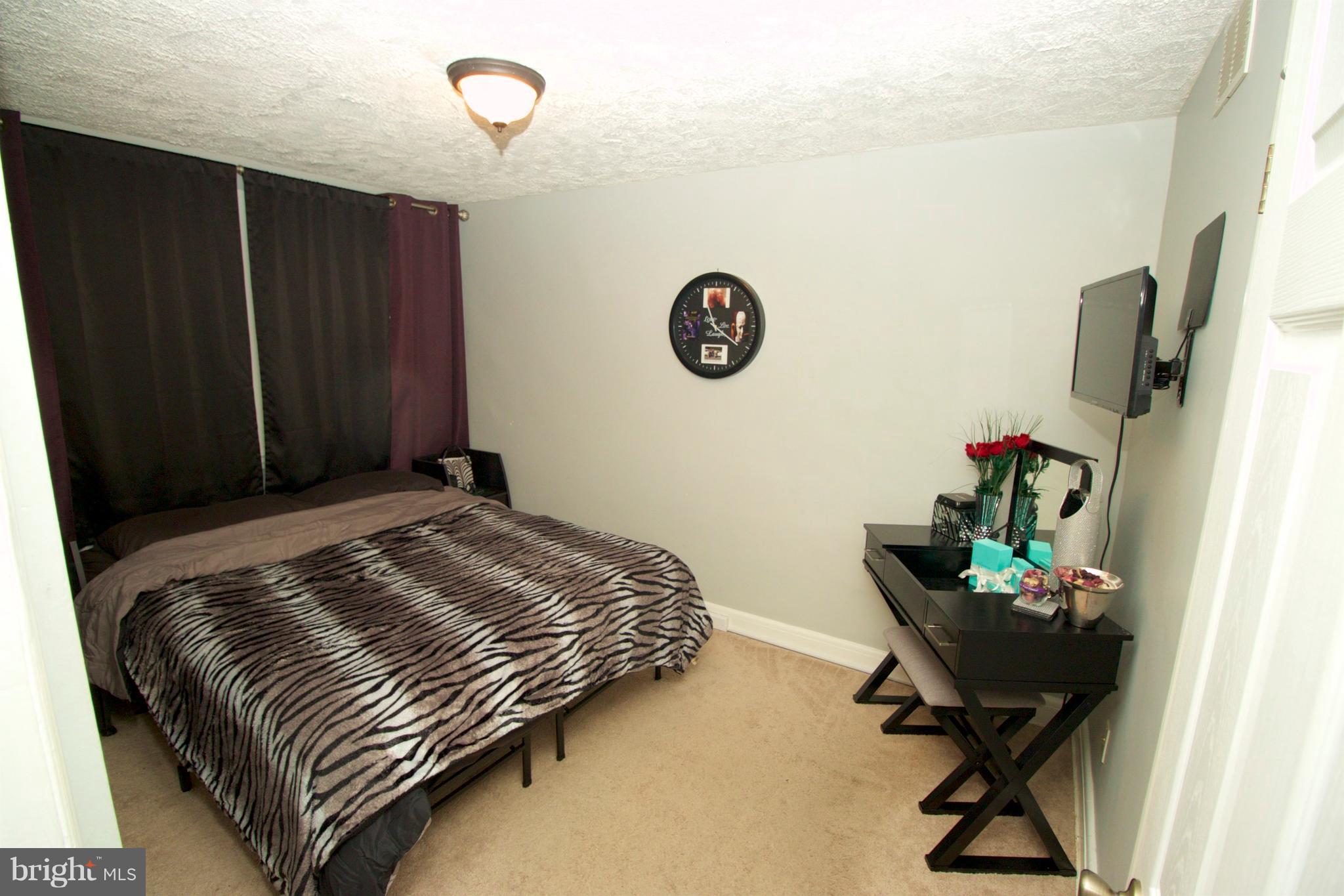 512 Old Riverside Road Baltimore, MD 21225 - Photo 22 of 38 a bedroom with a bed and a chair
