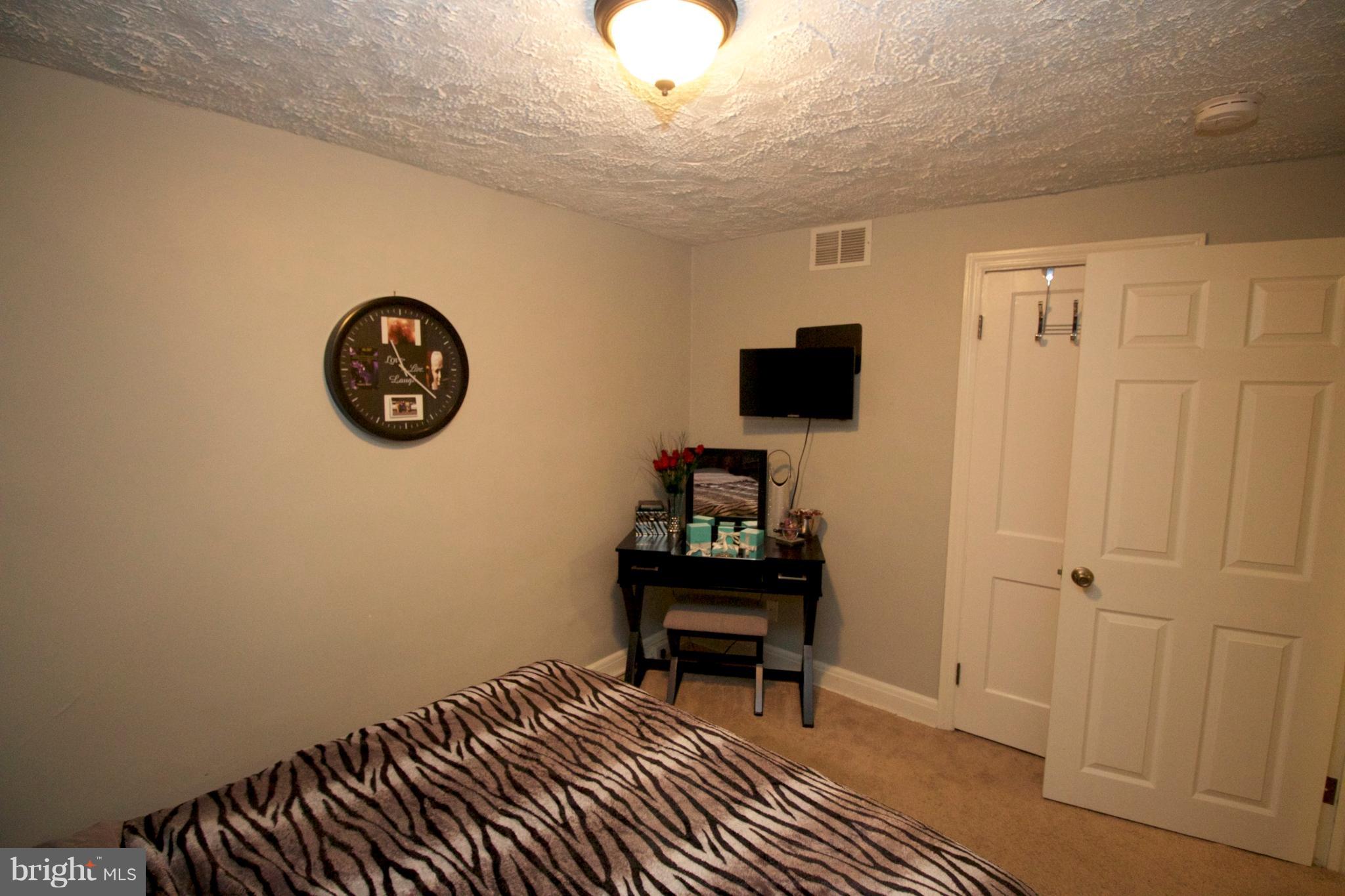 512 Old Riverside Road Baltimore, MD 21225 - Photo 25 of 38 a view of a livingroom with a workspace