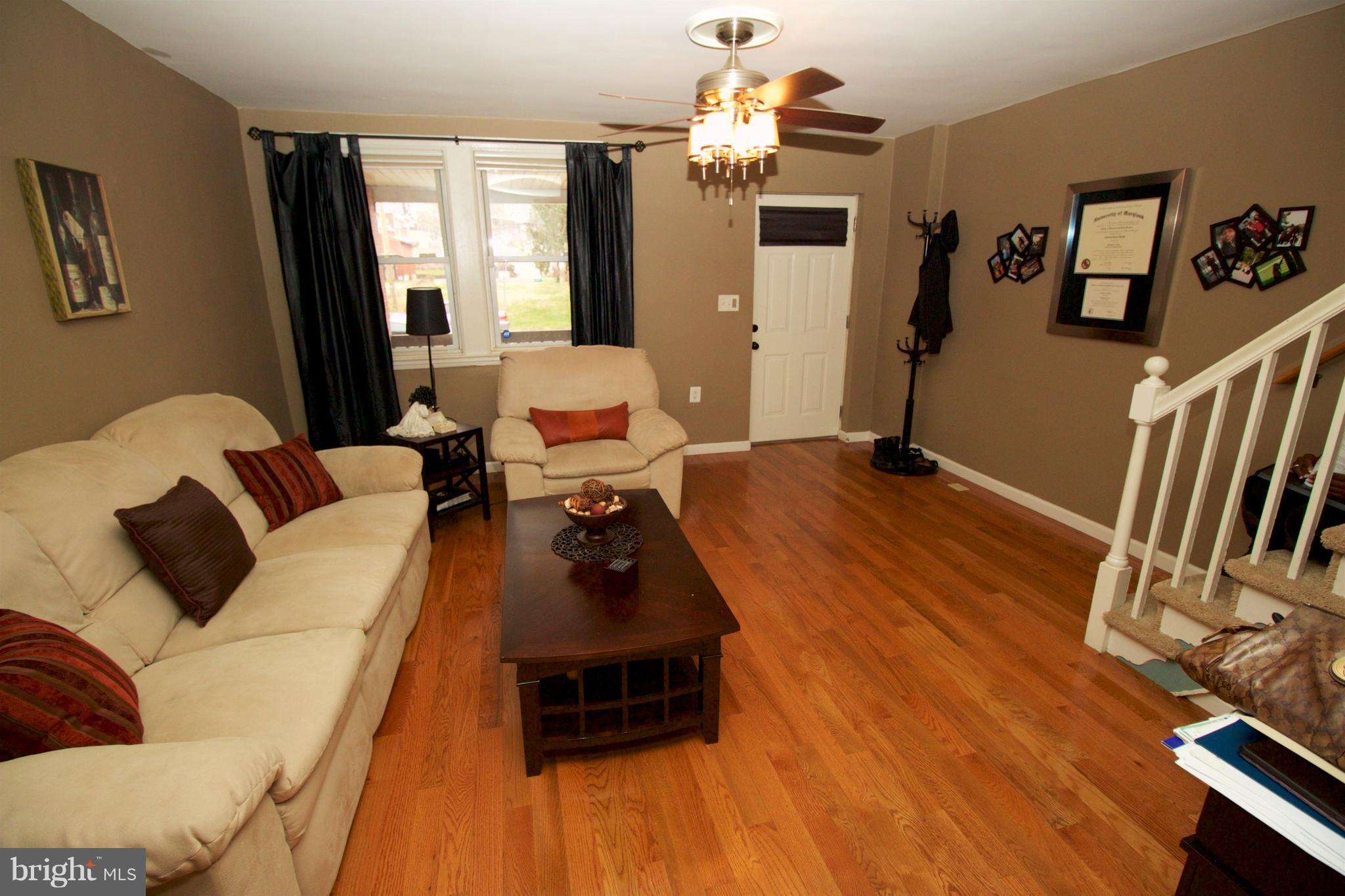 512 Old Riverside Road Baltimore, MD 21225 - Photo 7 of 38 a living room with furniture and wooden floor