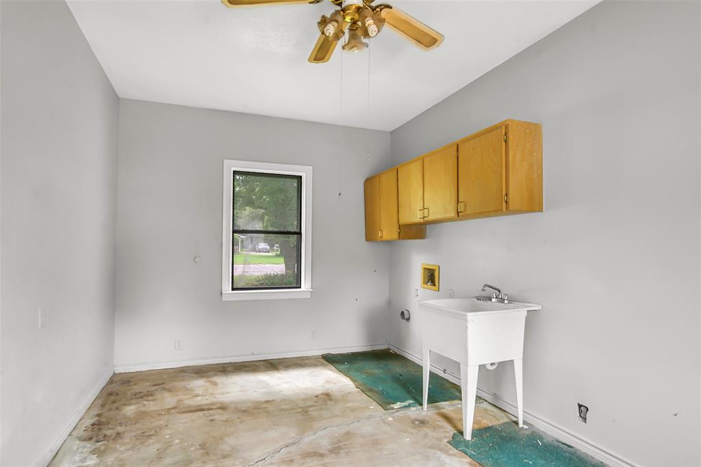 820 Lipscomb Street Bonham, TX 75418 - Photo 16 of 31 a bedroom with a bed and a desk