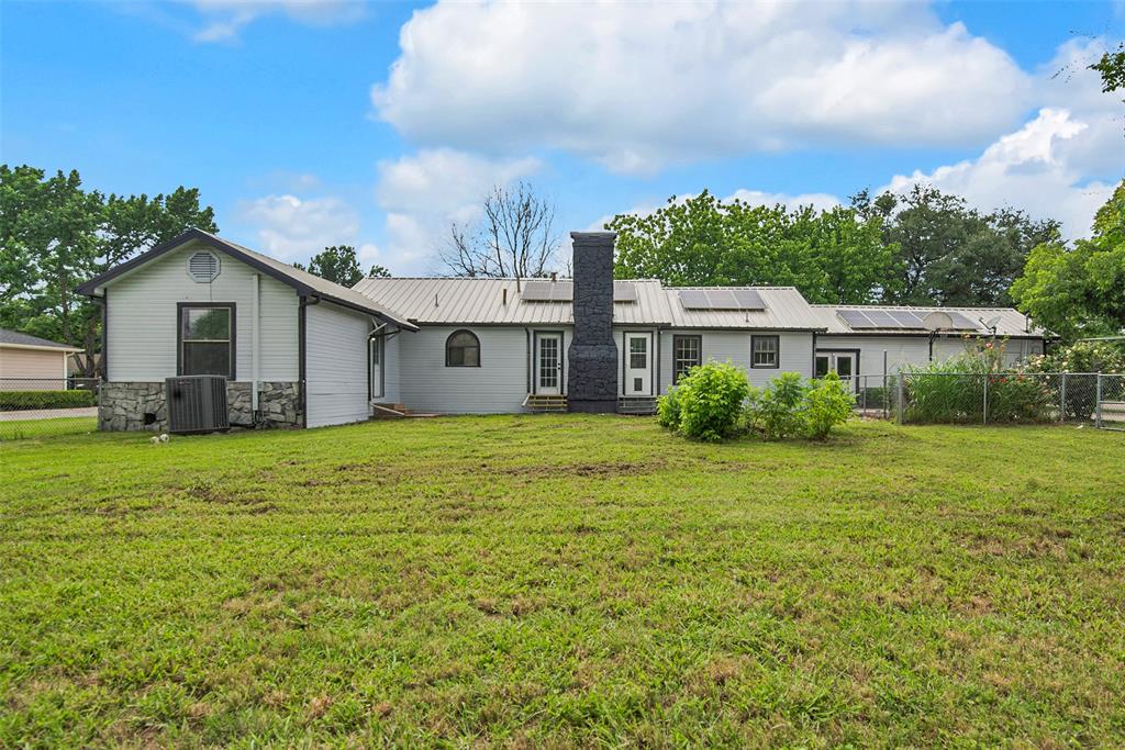 820 Lipscomb Street Bonham, TX 75418 - Photo 28 of 31 a house view with a garden space