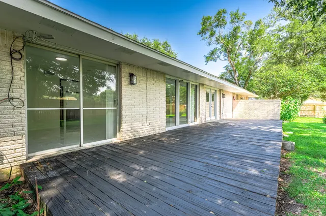 a view of a house with a backyard