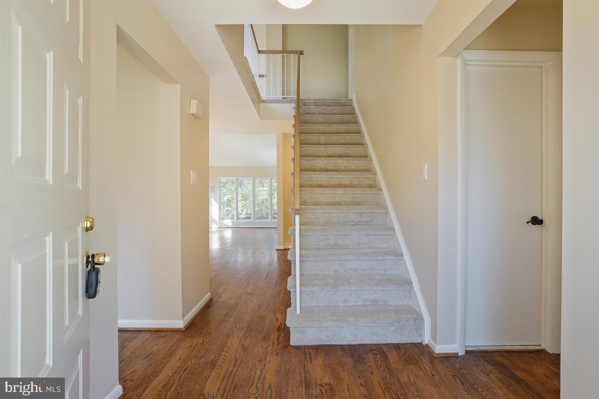 11631 Chapel Cross Way Reston, VA 20194 - Photo 6 of 57