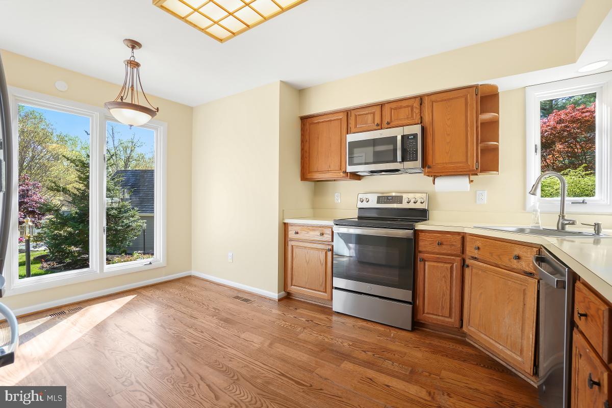 11631 Chapel Cross Way Reston, VA 20194 - Photo 7 of 57