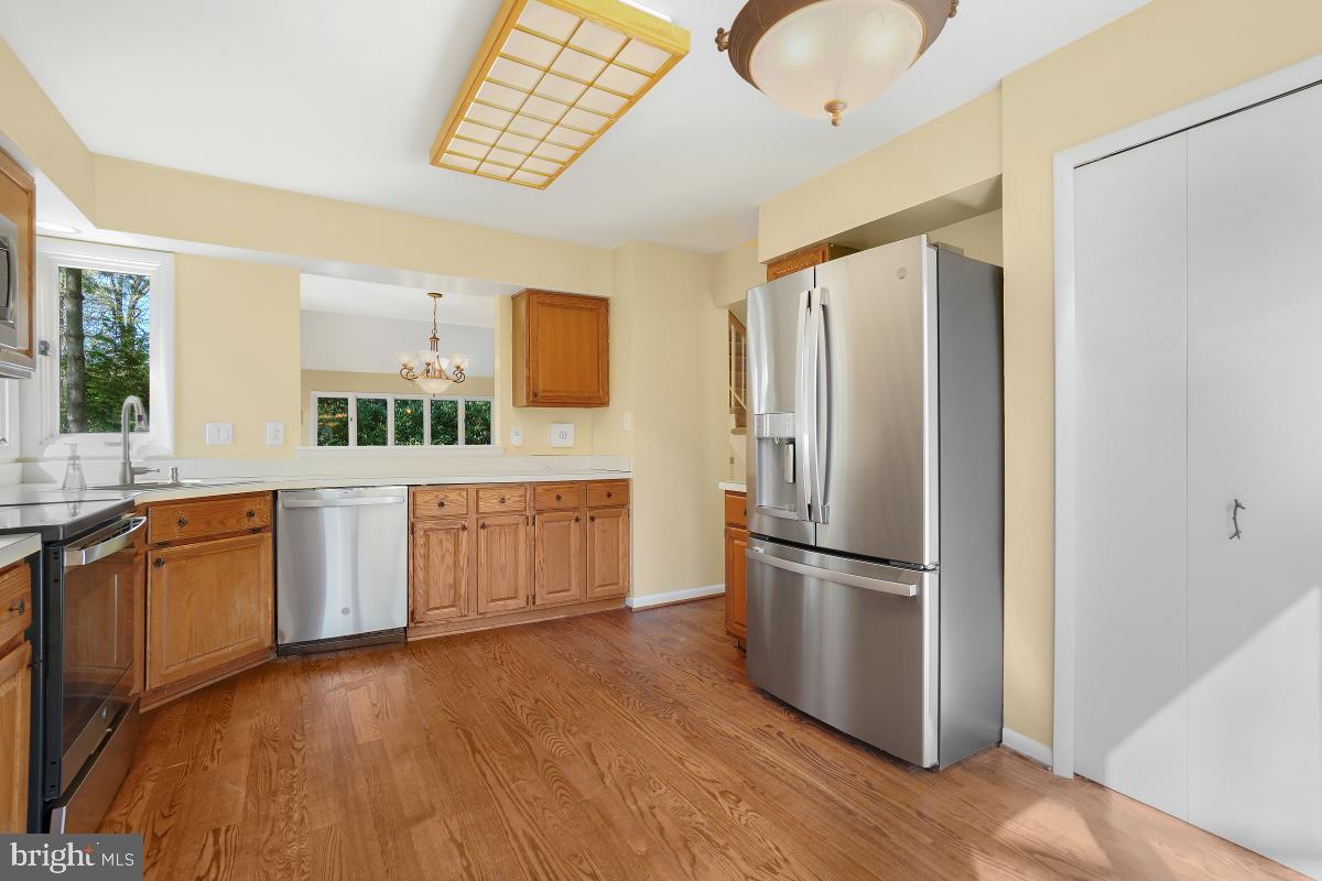 11631 Chapel Cross Way Reston, VA 20194 - Photo 10 of 57
