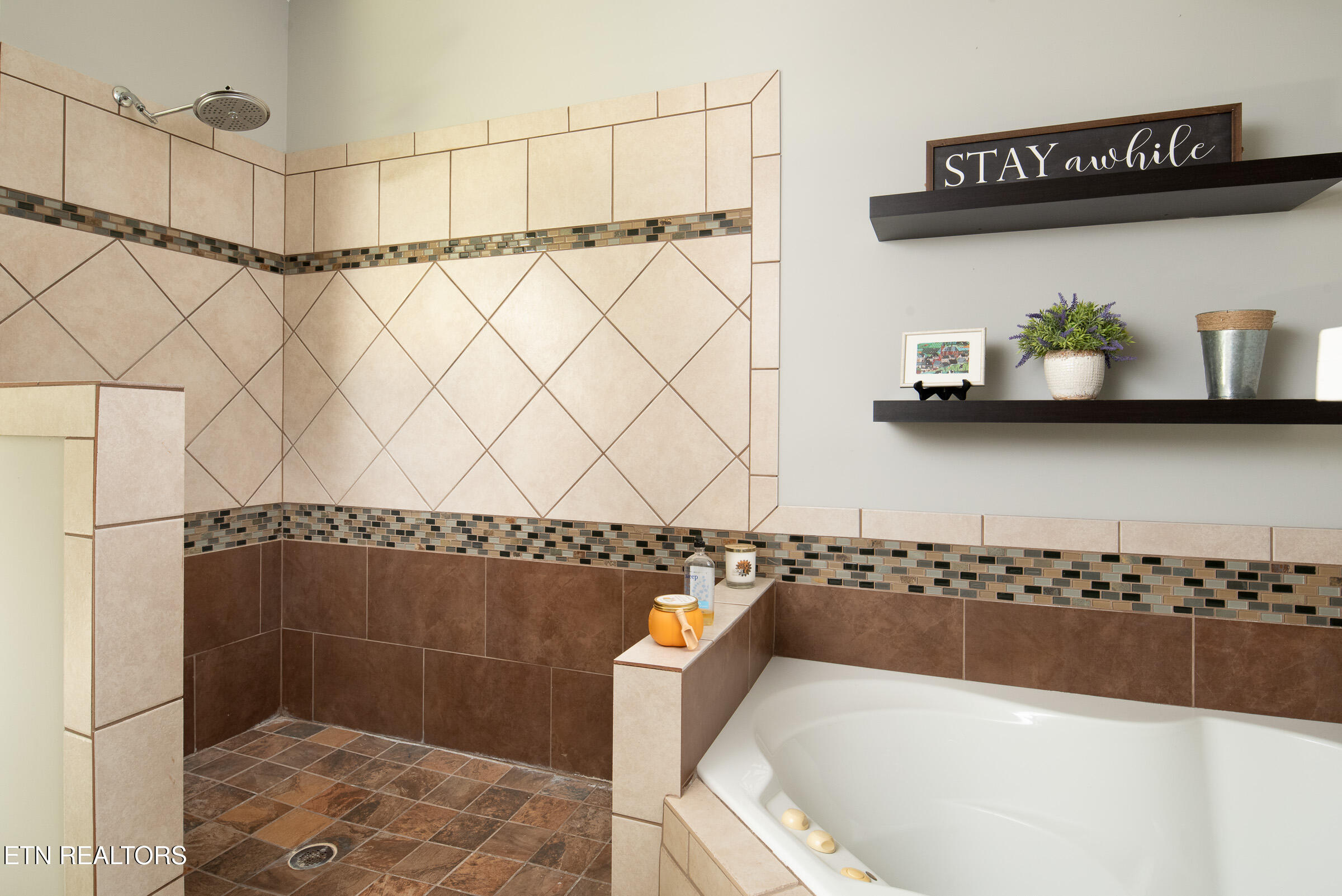 1048 Little Dogwood Road Kingston, TN 37763 - Photo 26 of 36 Upper Bathroom