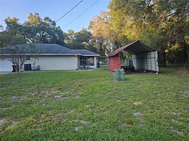 a view of a house with backyard and garden