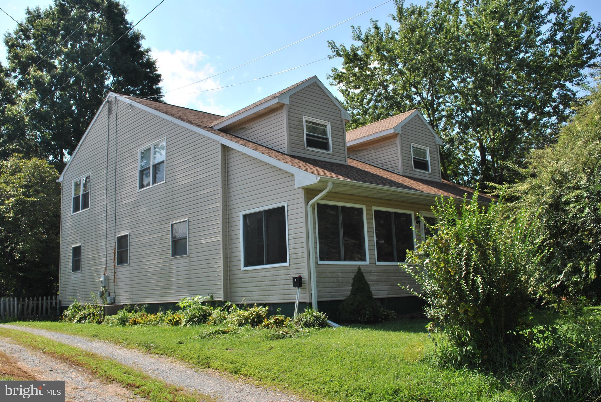 Deck and nice room y yard