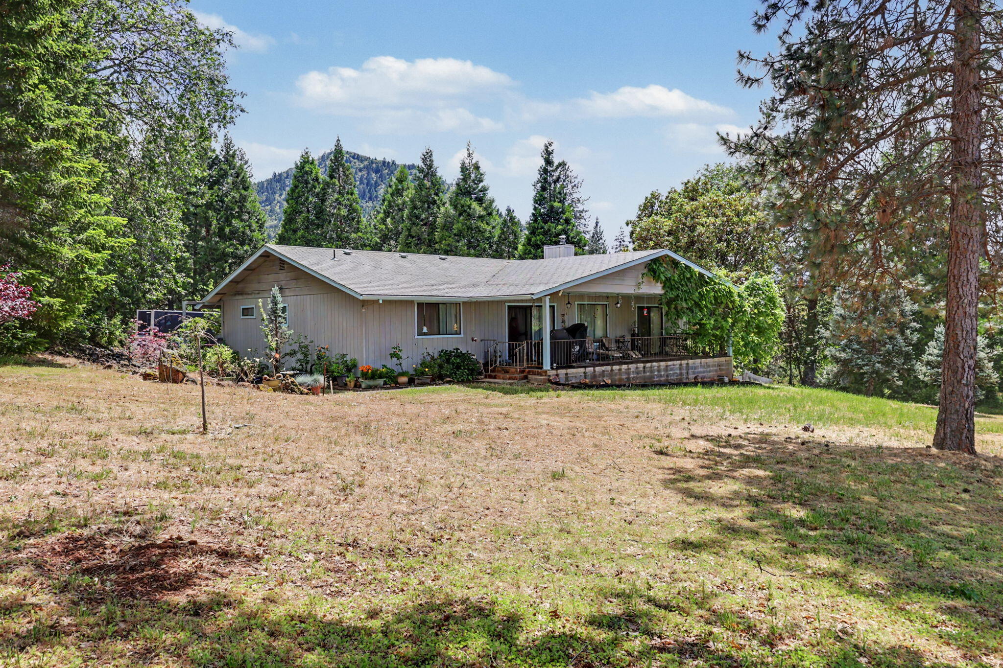 758 Summit Loop Grants Pass, OR 97527 - Photo 17 of 40