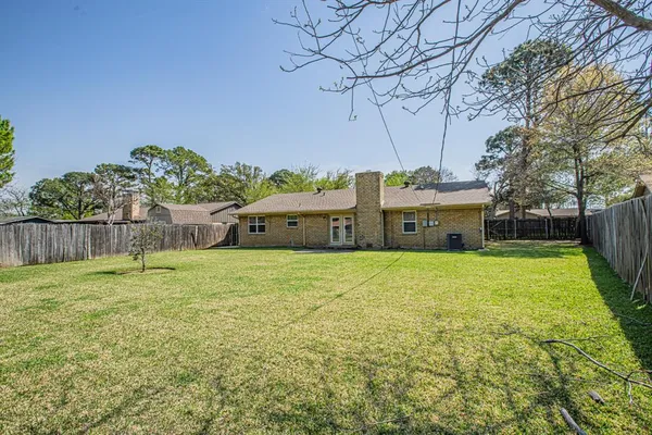 $2,300 | 311 Hedgerow Lane, Lewisville, TX 75057