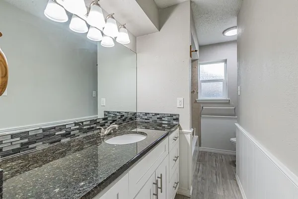 $2,300 | 311 Hedgerow Lane, Lewisville, TX 75057