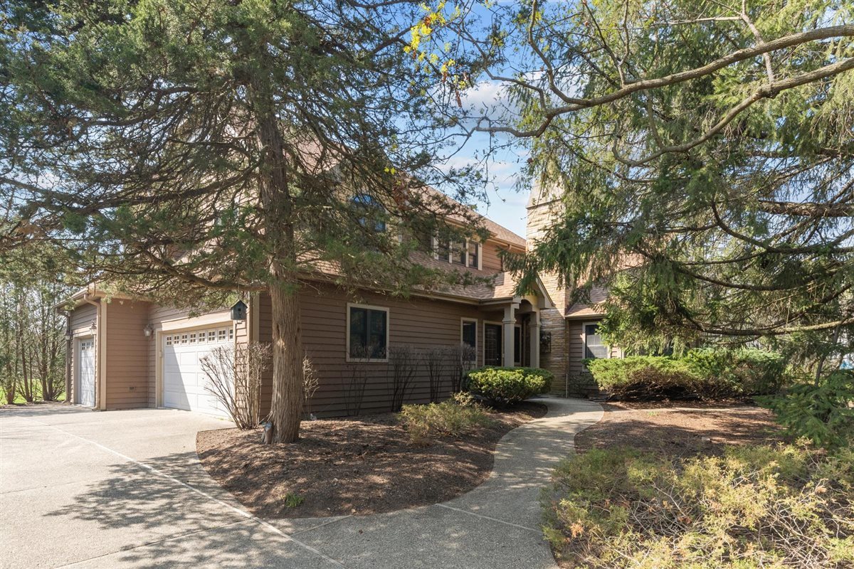 1760 Telegraph Road Lake Forest, IL 60045 - Photo 4 of 50 a view of a house with a yard