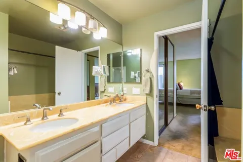 a en suite bathroom with sinks mirror and a shower