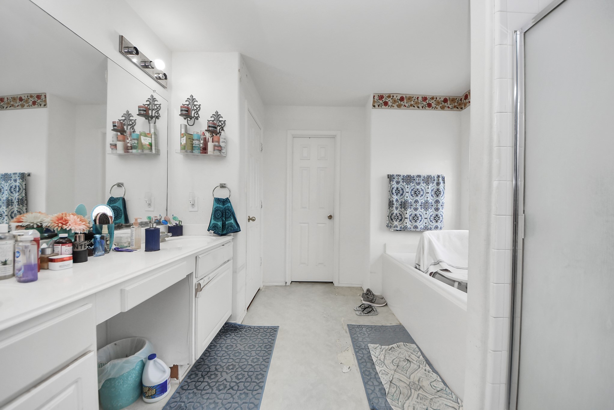 10003 Dakota Ridge Court Houston, TX 77095 - Photo 25 of 30 a bathroom with a tub sink and mirror