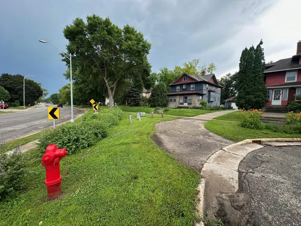 $2,280 | 216 Litchfield Avenue Southeast, Willmar, MN 56201