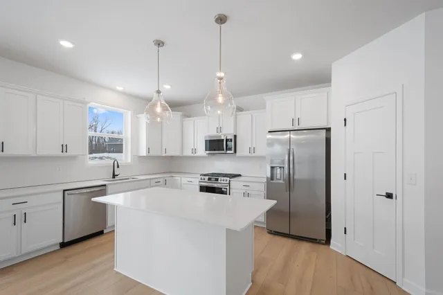 $534,755 | 7555 Upper 42nd Street North, Oakdale, MN 55128