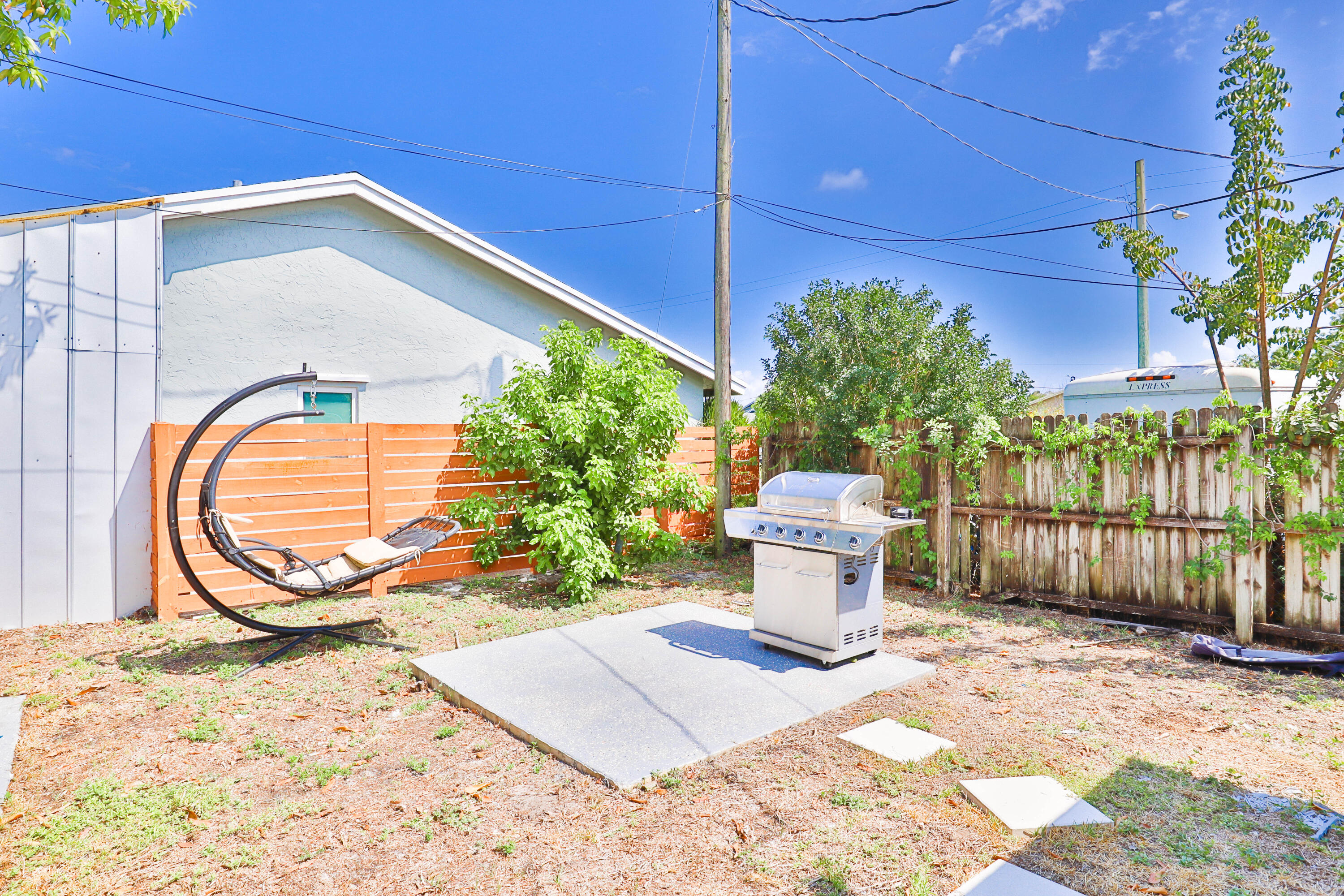 6120 North Dixie Highway Boca Raton, FL 33487 - Photo 19 of 25 a view of a backyard with a small cabin and a chair