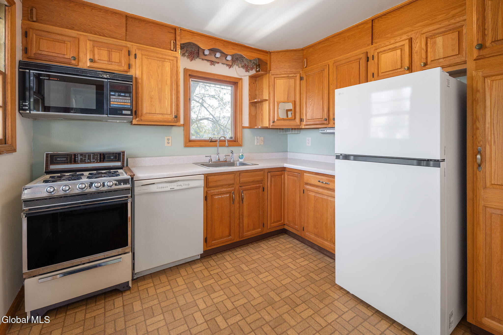 15 Albermarle Road Scotia, NY 12302 - Photo 9 of 28 12-15AlbermarleRd_10