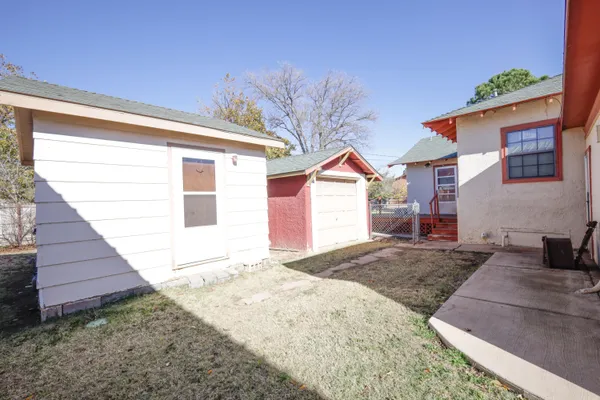 a view of empty room with a ceiling fan and window