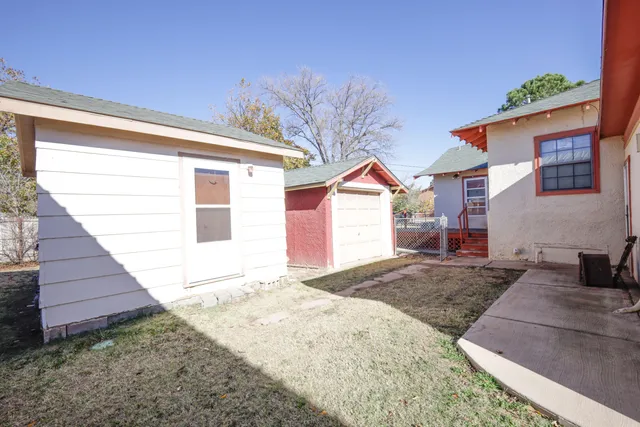 a view of empty room with a ceiling fan and window