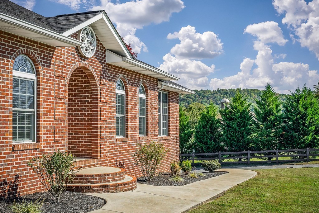 1945 Golden Mountain Road Sparta, TN 38583 - Photo 4 of 47 a front view of a house with garden