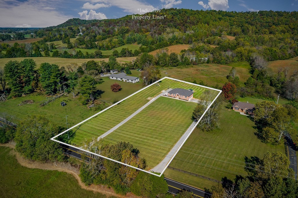 1945 Golden Mountain Road Sparta, TN 38583 - Photo 47 of 47 an aerial view of a tennis court