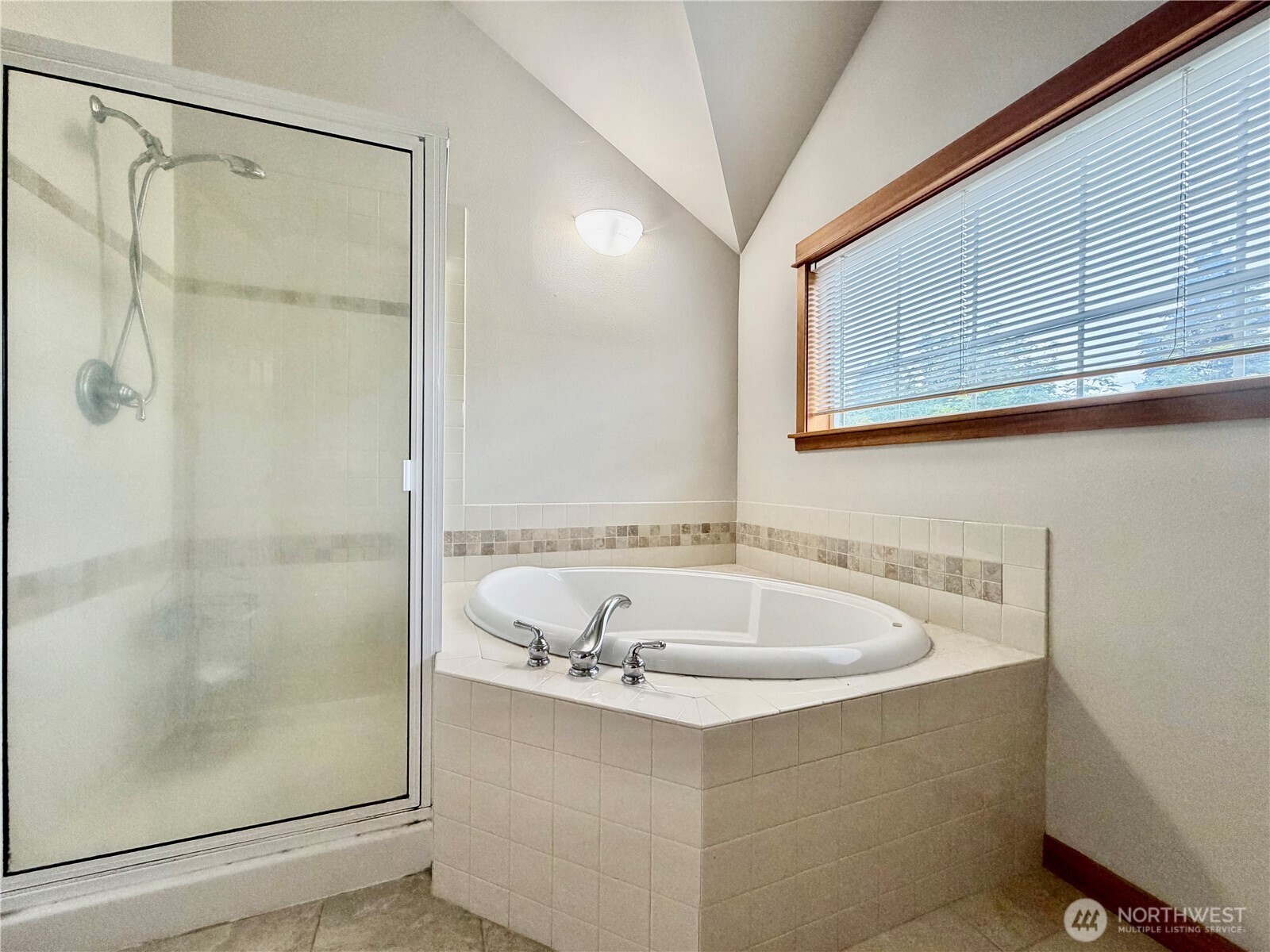 9216 Stone Avenue North, Unit B Seattle, WA 98103 - Photo 15 of 28