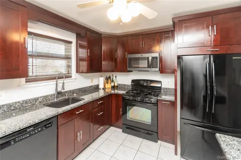 $445,000 | 11 Shaker Court, New Windsor, NY 12553