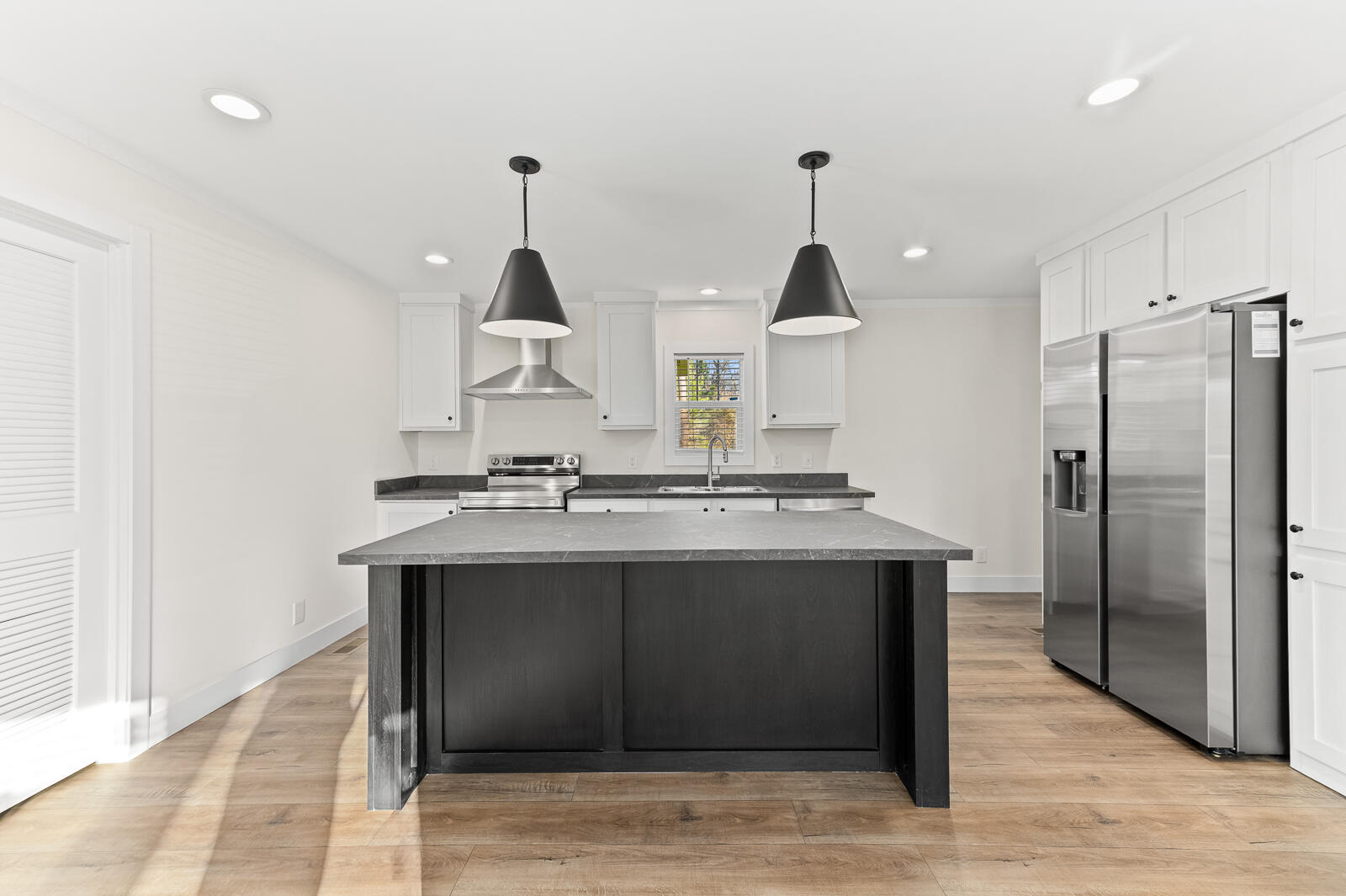 104 Gould Road Pineville, SC 29468 - Photo 6 of 24 104 Gould Rd 8 of 29