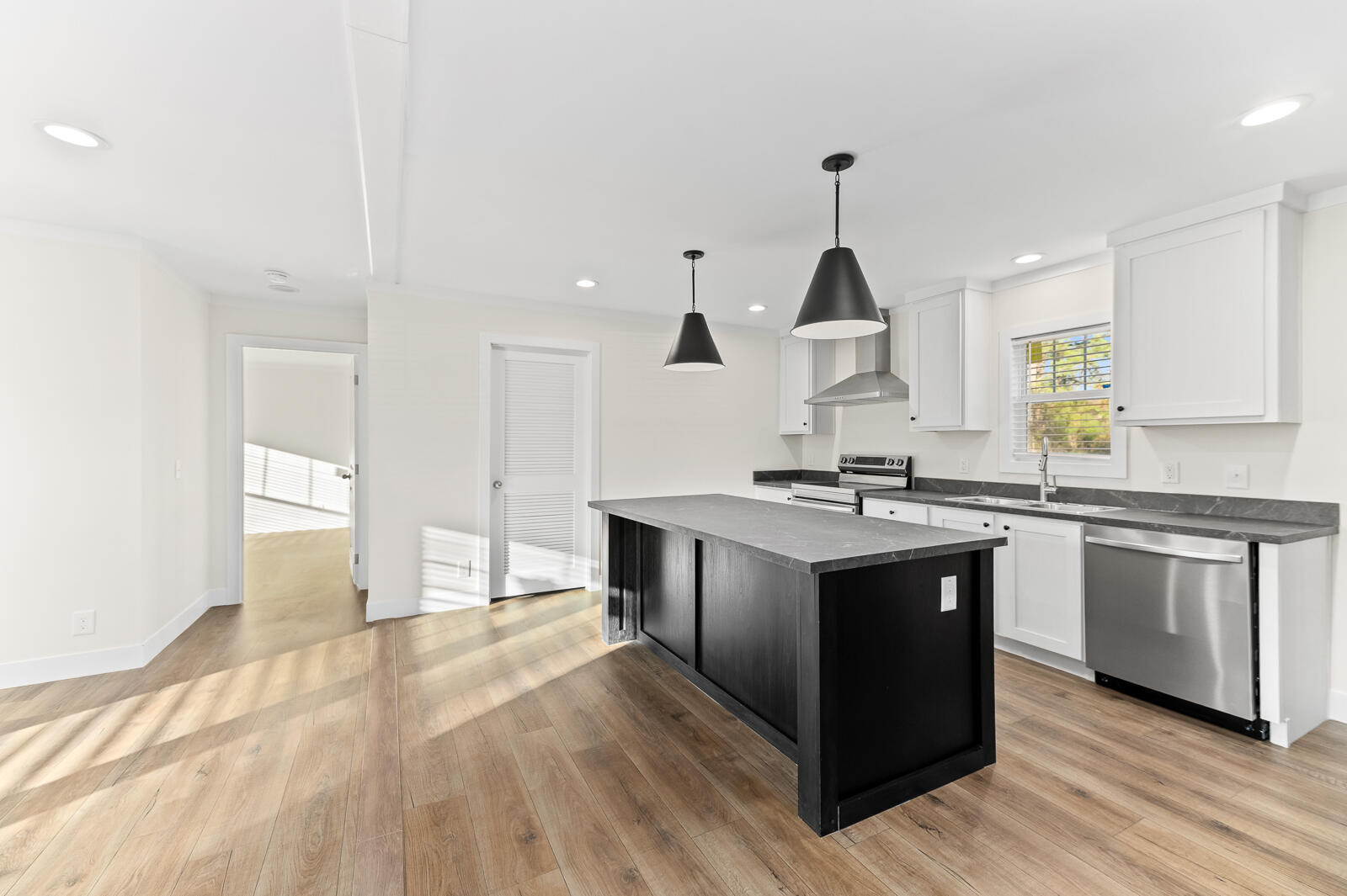 104 Gould Road Pineville, SC 29468 - Photo 8 of 24 104 Gould Rd 10 of 29