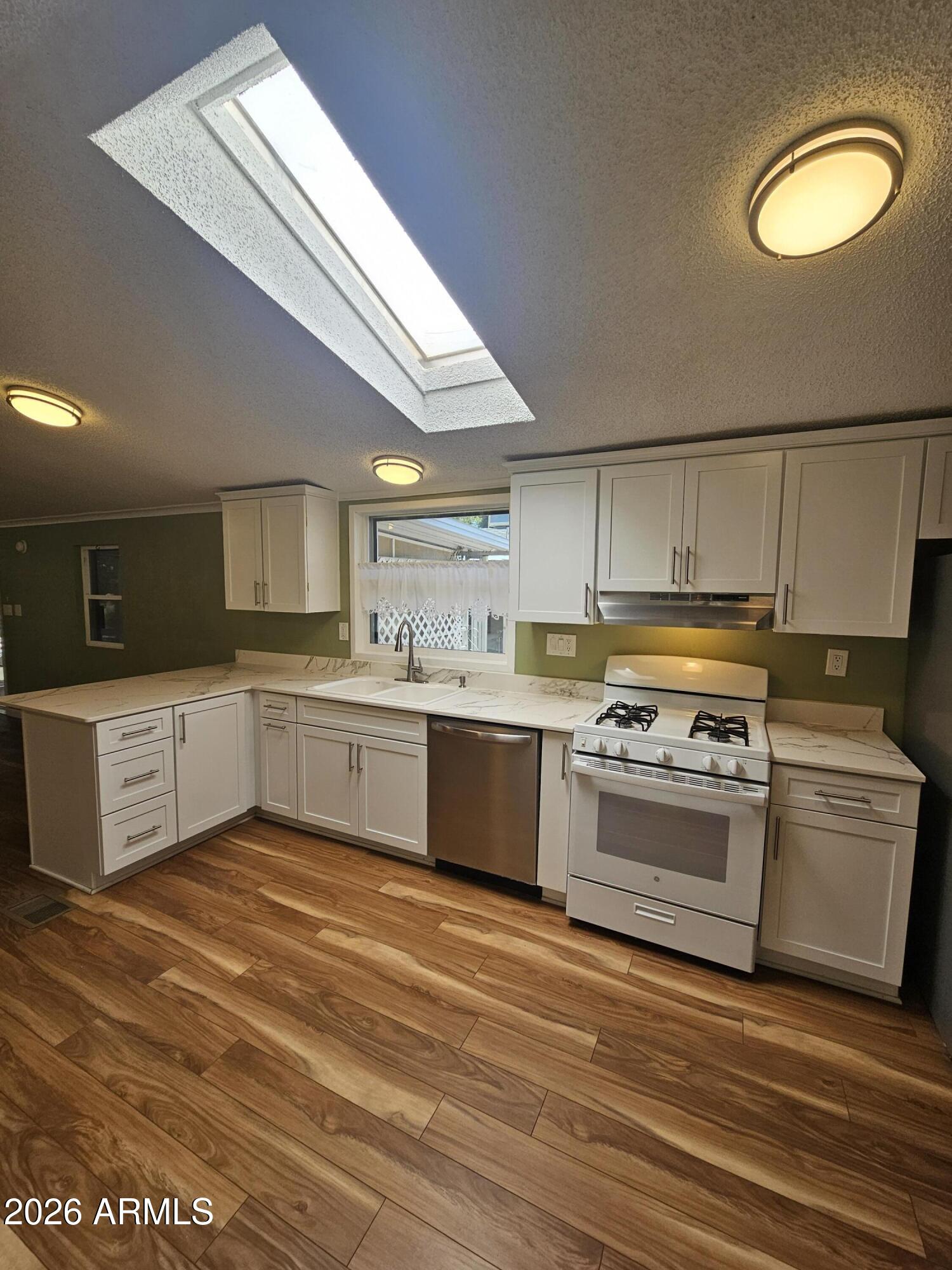 654 Nature Way Sierra Vista, AZ 85635 - Photo 10 of 35 a large kitchen with a stove top oven