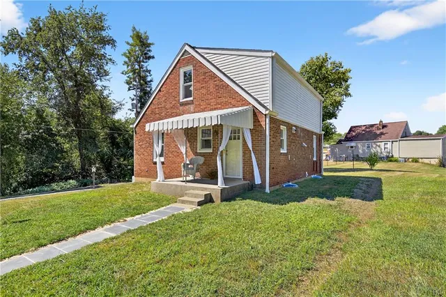 a view of a house with a yard