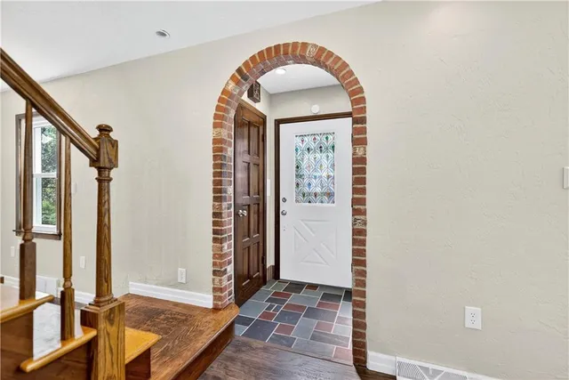 a view of livingroom with furniture