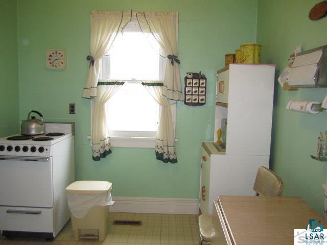 5278 Midbon Road Superior, WI 54880 - Photo 4 of 16 Kitchen