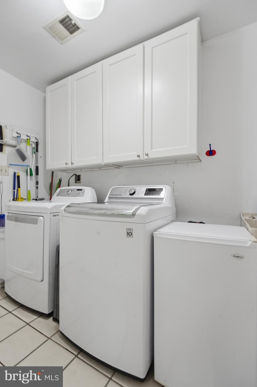 2304 Hidden Valley Lane Silver Spring, MD 20904 - Photo 22 of 54 a utility room with dryer and washer