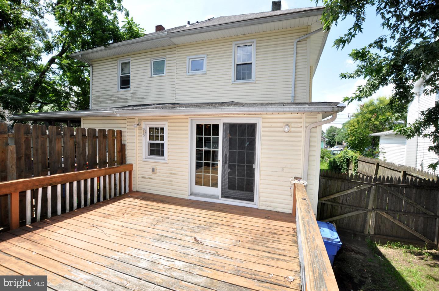 425 Delaware Avenue Riverside, NJ 08075 - Photo 31 of 33 a backyard of a house with wooden floor and fence