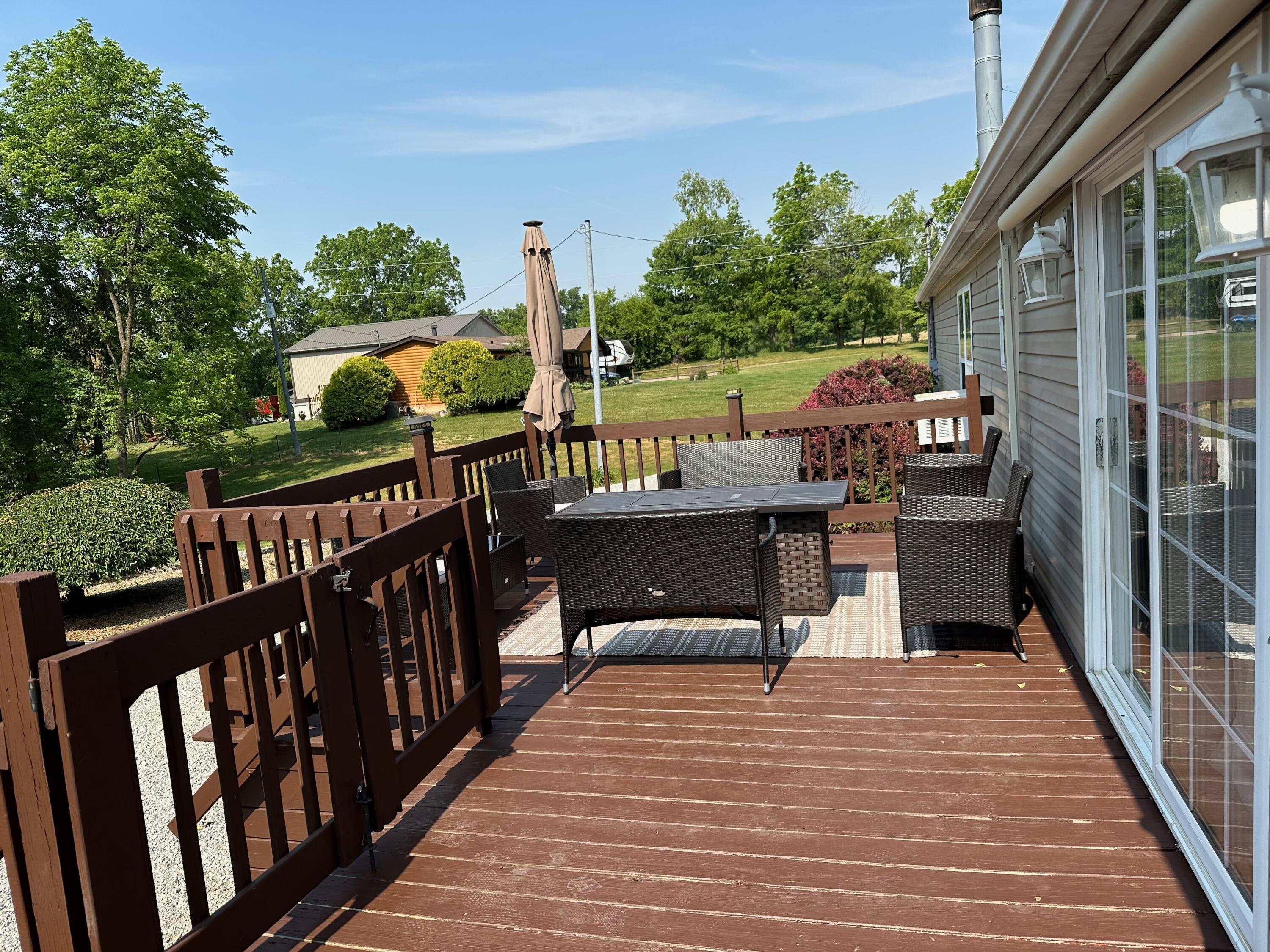 19360 Hampshire Road Utica, OH 43080 - Photo 29 of 35 Back deck