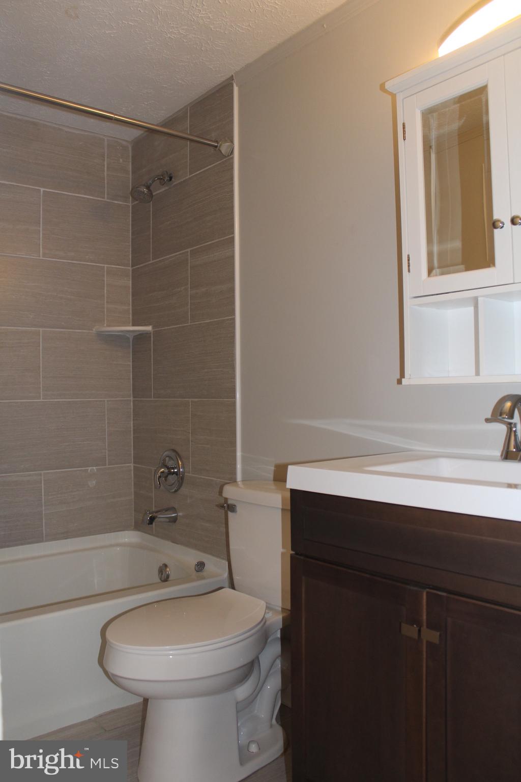 24338 Ruther Glen Road Ruther Glen, VA 22546 - Photo 11 of 28 Full bathroom