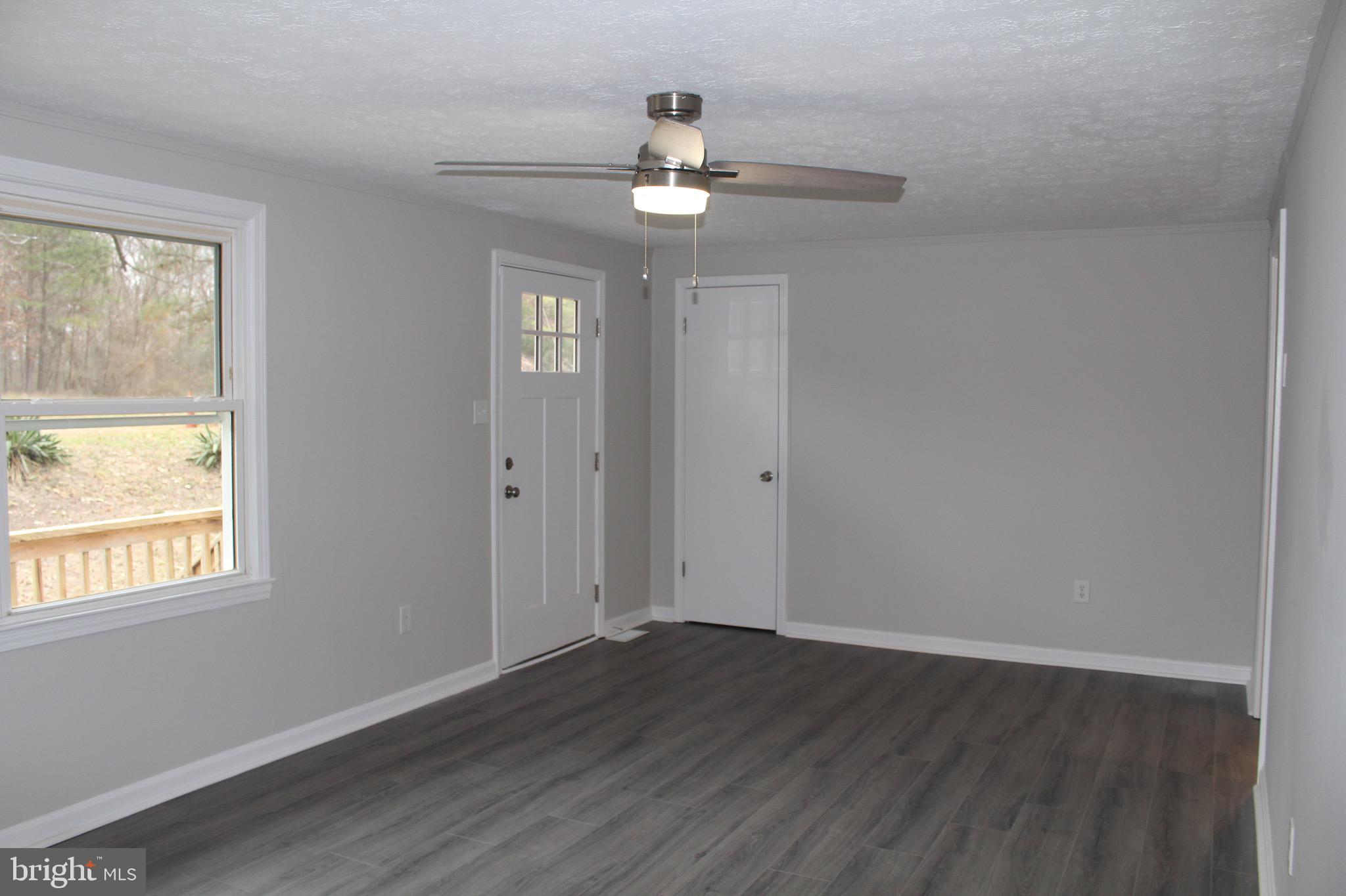 24338 Ruther Glen Road Ruther Glen, VA 22546 - Photo 5 of 28 Living room